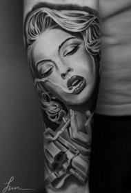 手臂3D自然的吸烟女性肖像和手枪纹身图案