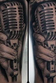 手臂3D逼真的黑白手与麦克风纹身图案