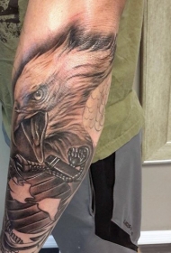 手臂天然的老鹰与船锚纹身图案