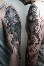 令人难以置信的黑逼真水母手臂纹身图案
