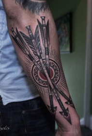 手臂彩色交叉箭与太阳纹身图案