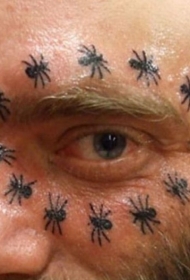 小小的黑色蚂蚁眼睛周围纹身图案