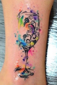 五彩的葡萄藤蔓和玻璃杯脚踝纹身图案