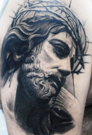 大臂黑灰的耶稣肖像和王冠纹身图案
