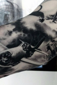 手臂黑白色的二战战斗机纹身图案