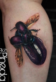 小腿惊人的3D昆虫与女人嘴唇纹身图案