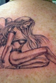 背部顽皮的女天使骑士纹身图案