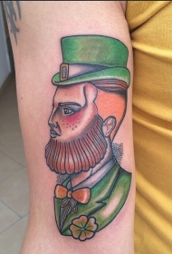 爱尔兰男子和四叶草彩色手臂纹身图案
