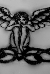 腰部黑色的链条和天使纹身图案