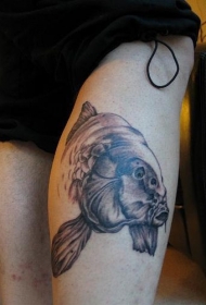 大腿奇怪的鱼纹身图案