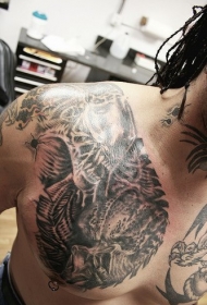 胸部的异形和捕食者战斗纹身图案