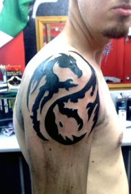 肩部亚洲风格的黑白龙阴阳八卦纹身图案