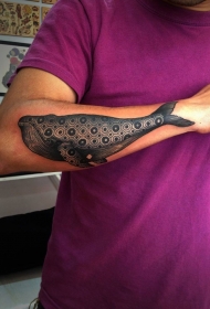 手臂黑色的几何与鲸鱼纹身图案
