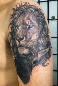 手臂黑白相机和字母狮子纹身图案