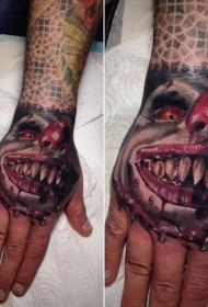 血腥的小丑脸彩色手臂纹身图案