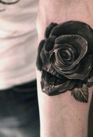 手臂上的3D骷髅结合玫瑰纹身图案