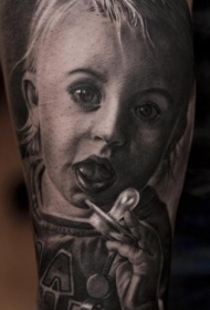 惊人的逼真3D可爱小宝贝黑白肖像纹身图案