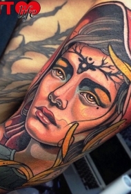 手臂彩色美女和鹿头标志纹身图案