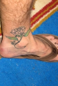 蔷薇与绿色叶子脚踝纹身图案