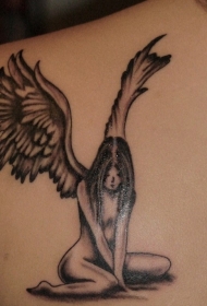 伤心的女生天使纹身图案