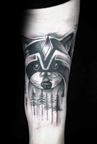 手臂黑色漂亮的浣熊和森林纹身图案
