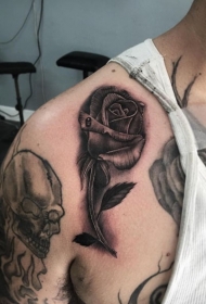 肩部美丽的黑白3D玫瑰纹身图案