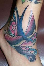 脚踝上的彩色燕子鸟纹身图案