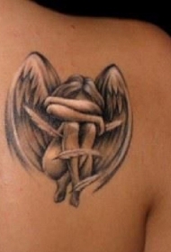 背部哭泣的天使黑灰纹身图案