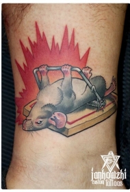 有趣的彩色老鼠和捕鼠器脚踝纹身图案