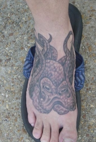 脚背精美的章鱼纹身图案
