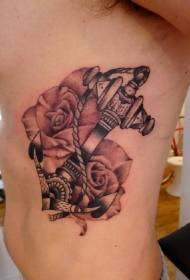 黑白船锚和浅色玫瑰侧肋纹身图案