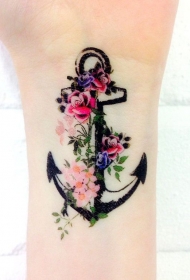 女生手腕黑色船锚与彩色花卉纹身图案