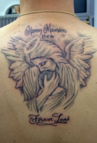 背部天使拥抱孩子纹身图案