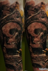 手臂彩色海盗骷髅与头盔纹身图案