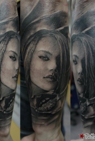 黑灰风格女人与嘴唇手臂纹身图案