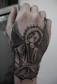 手背黑色的点刺天使纹身图案