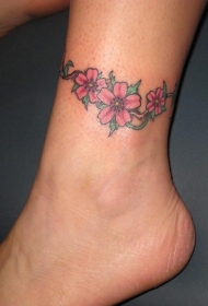 奇妙的粉红色花朵脚踝纹身图案