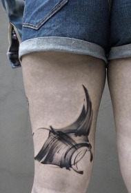 大腿黑色的水墨鱼纹身图案