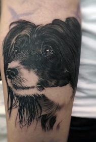 手臂可爱的3D逼真狗头像黑白纹身图案