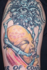 手臂彩色的机械外星人和外星生物纹身图案