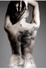女孩背部黑色的中国龙和汉字纹身图案