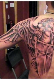 背部天使与盾牌和剑纹身图案