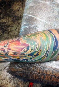 手臂五彩的海浪纹身图案
