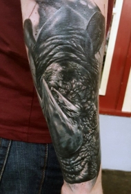 手臂3D逼真的愤怒犀牛头纹身图案