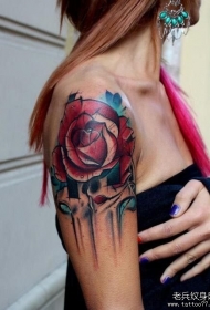 大臂彩色泼墨玫瑰纹身图案