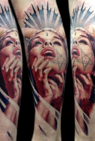 现代传统风格的彩色恶魔女人手臂纹身图案
