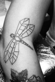 黑色蜻蜓与几何风格翅膀手臂纹身图案