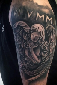 手臂黑白的天使雕像与字母纹身图案
