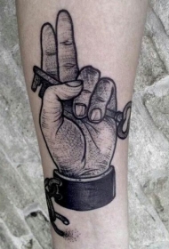 雕刻风格黑色点刺人手持钥匙手臂纹身图案