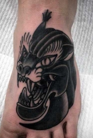 脚背传统的黑色豹头纹身图案